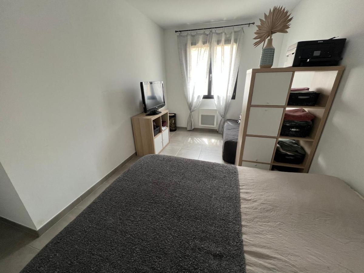 Agreable Villa Recente Au Coeur D'Un Charmant Petit Village Sernhac Buitenkant foto